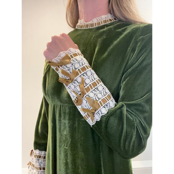 Wow! 1970s Velvet Boho Renaissance Inspo Long Sleeve Green Dress Lace Sleeves JL - Picture 2 of 13